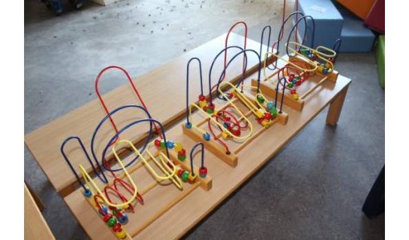 3 div lage houten speeltafels met 3 houten activityspeelgoed